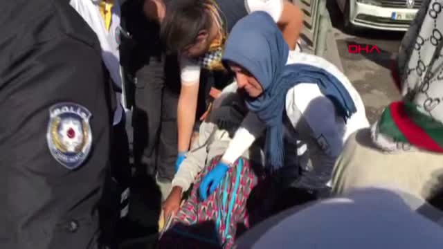 İzmir Yunanistan'a Geçmek İsteyen 54 Kaçak Göçmen Sıkıştıkları Minibüste Yakalandı +