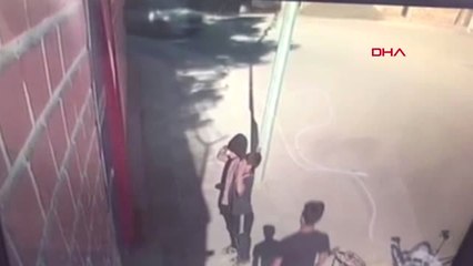 Bayrağa Selam Durup Öpen Çocuklar Bayrağımız Bizim Her Şeyimiz