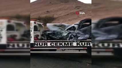 İki otomobil kafa kafaya çarpıştı: 1’i ağır, 6 yaralı