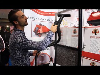 Un jour de Foire, un démonstrateur : Steve Tarrusson et son aspirateur à vapeur