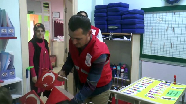 Ana okulu öğrencilerine Türk bayrağı hediyesi - DÜZCE