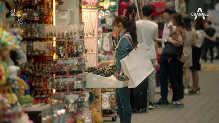 한승연을 보고 지나치는 신현수, 신현수를 따라가는 한승연