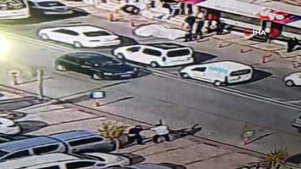 Sokak ortasında palalı dehşet kamerada