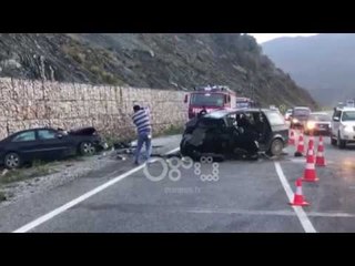 Tải video: Ora News - Aksident i rëndë në Rrugën e Kombit, 2 të vdekur e 3 të plagosur