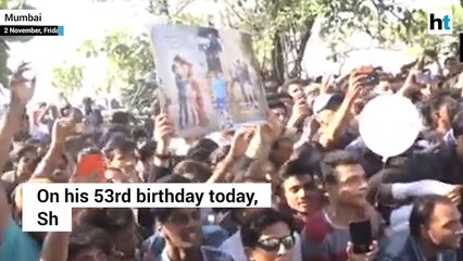 Watch: SRK greets his fans outside Mannat