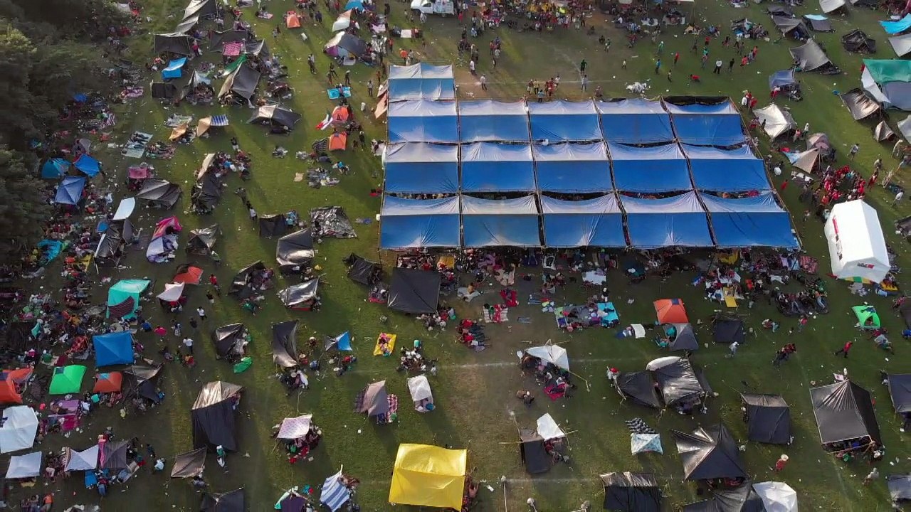 Migrantes improvisam acampamento no México