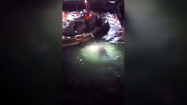 선박 건너다 바다에 빠진 30대 낚시객 구조 / YTN