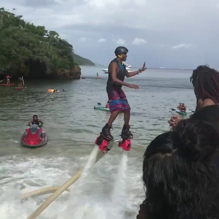 Un gars danse sur son Flyboard !