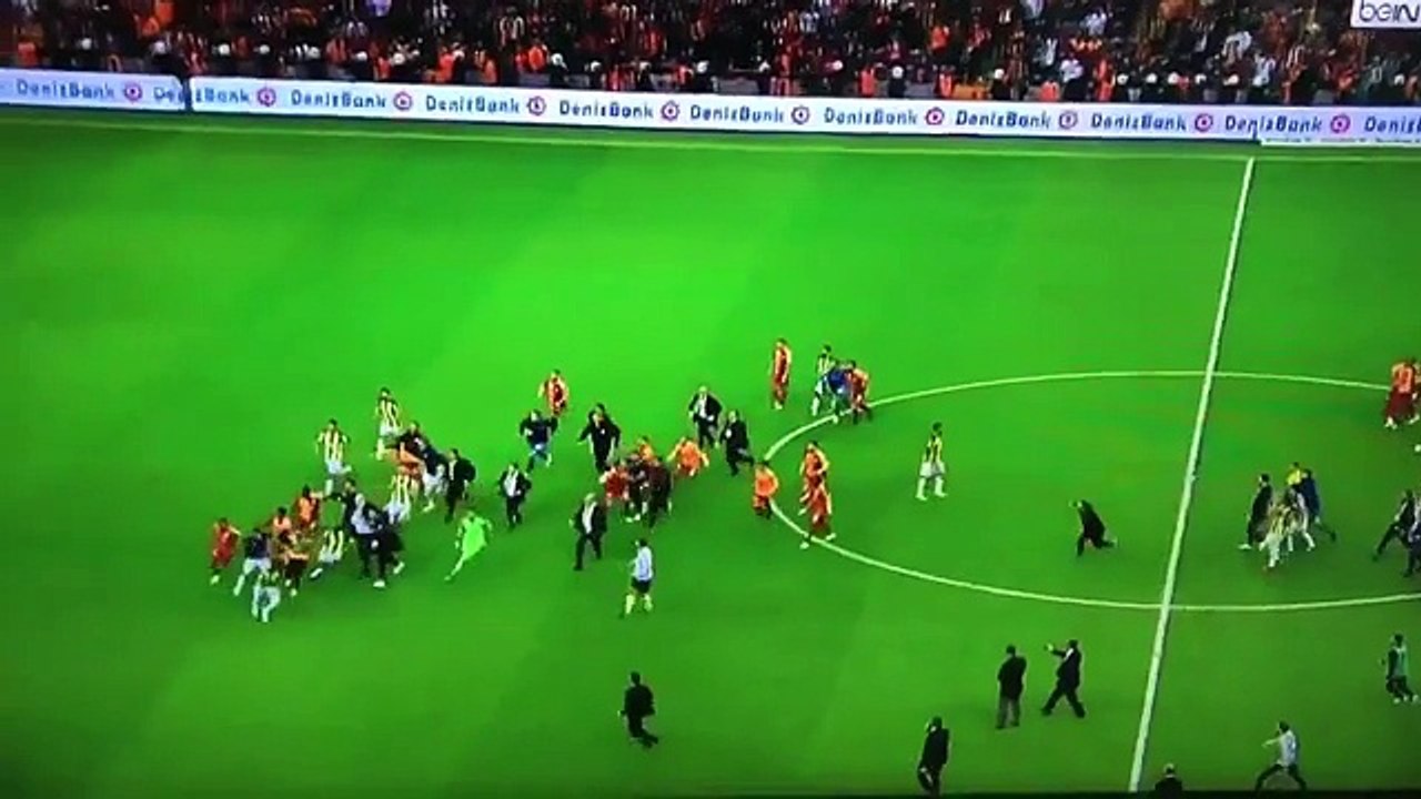 Jailson running away from angry Galatasaray players and fans!
