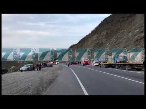 AKSIDENT TRAGJIK NE RRUGEN E KOMBIT, DY TE VDEKUR DHE TRE TE PLAGOSUR - News, Lajme - Kanali 7