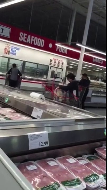 一名中国大妈在Costco里竟然偷包装袋