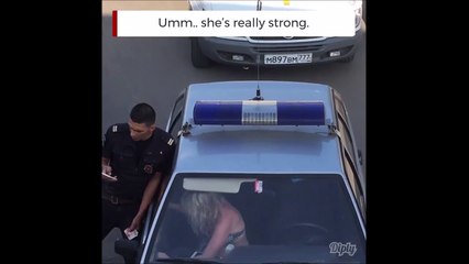 Regardez comment elle va essayer de sortir de la voiture de police