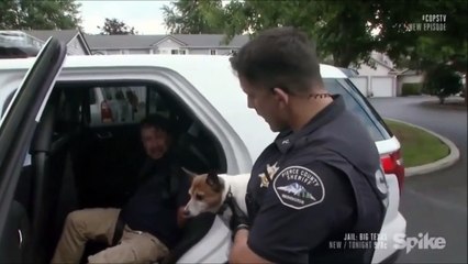 Скачать видео: Ce policier laisse un détenu faire ses adieux à son chien avant de partir purger sa peine de prison