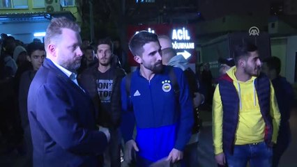 Fenerbahçeli Futbolcular, Hayatını Kaybeden Taraftarın Kaldırıldığı Hastaneye Geldi
