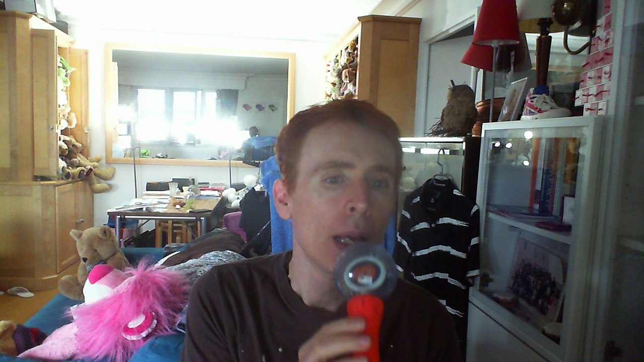 Wiwi égratigne "l'idiot" d'Hervé Vilard