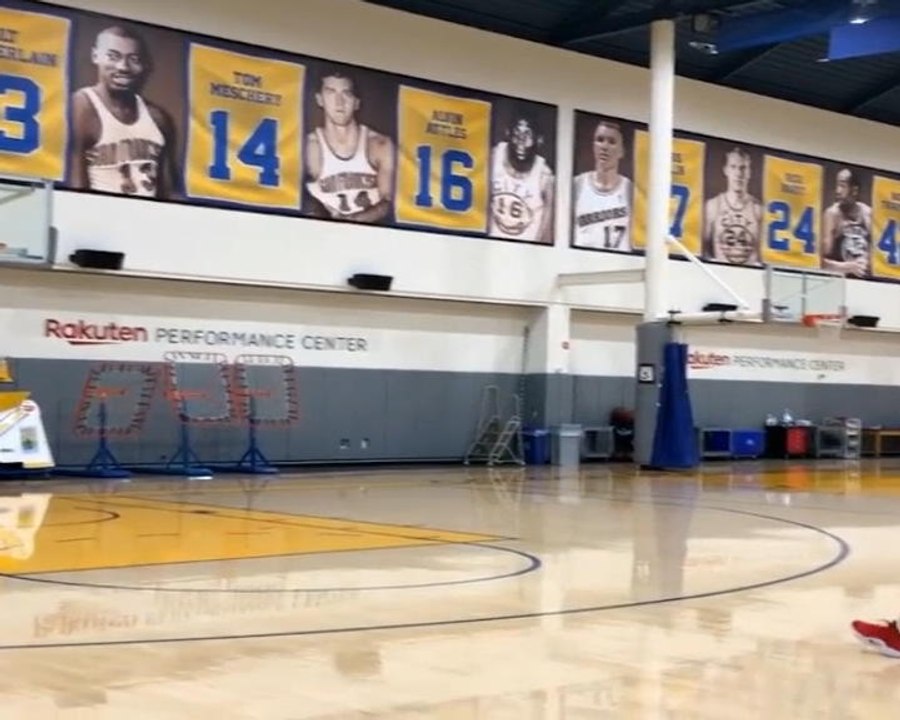 لقطة: كرة سلّة: ستيف كوري يبدع في التدريبات برفقة هارلم غلوب تروترز