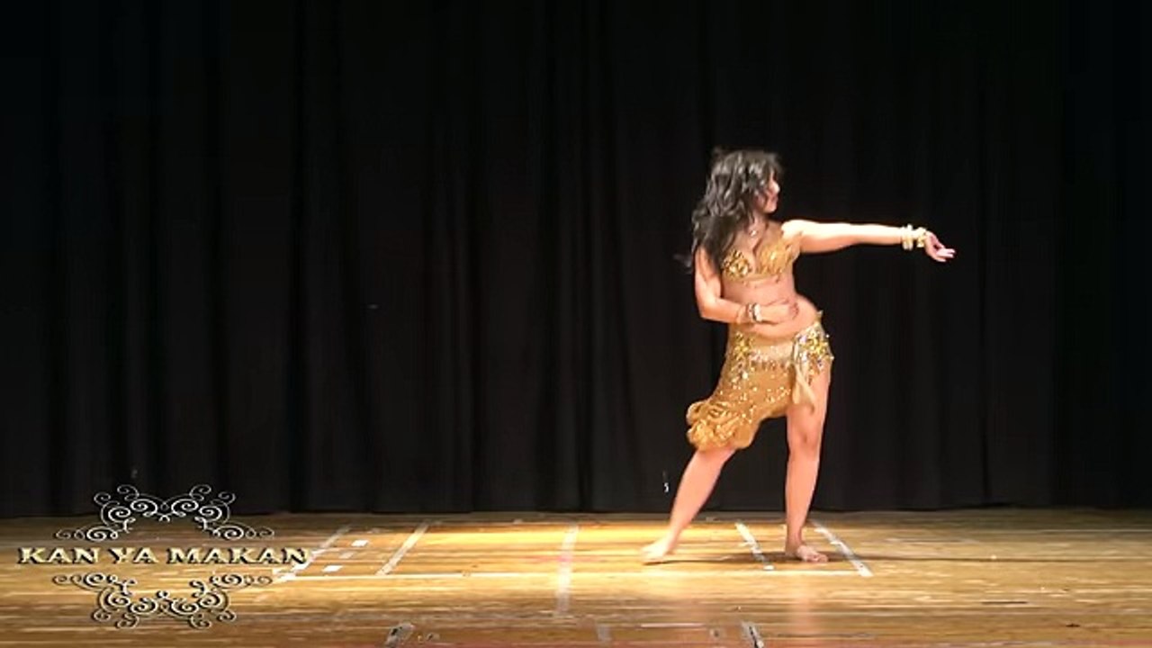 Tabla solo Sexy girl dancing