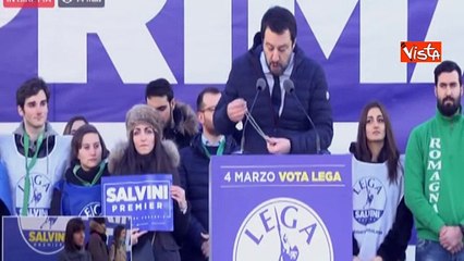 Salvini con il rosario e il Vangelo Giura Fedeltà al Bene