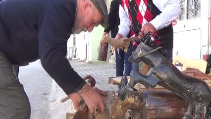 Felç Geçiren Yaşlı Adamın Ahşap Tasarımları Geçim Kaynağı Oldu