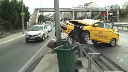 Bariyerlere Çarparak Durabilen Ticari Taksideki Kadın Yolcu Ağır Şekilde Yaralandı