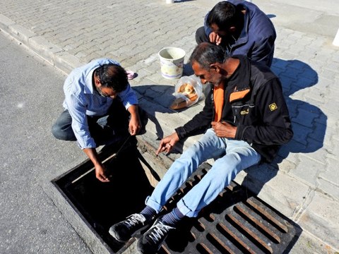 Sokaktaki Mazgal Kapağını Açıp Balık Avlayan Vatandaşlar Görenleri Şaşkına Çevirdi