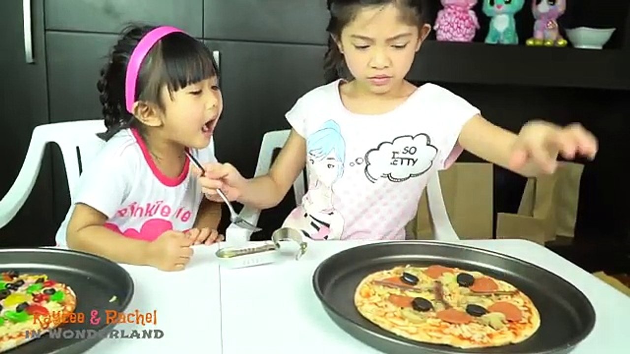 |KAYCEE AND RACHAL |PIZZA CHALLENGE Loser picks a booger ||KAYCEE AND RACHEL|| in Wonderland -
