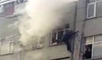 Yangından Mahsur Kalan Vatandaş, Yan Binanın Camından Girmek İsterken Düşme Tehlikesi Yaşadı