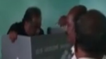 Mandya By-elections 2018 : ಅಂಬರೀಷ್ ಮತದಾನ ಮಾಡುವಾಗ ಪೂರ್ತಿ ಕತ್ತಲು  | Oneindia Kannada