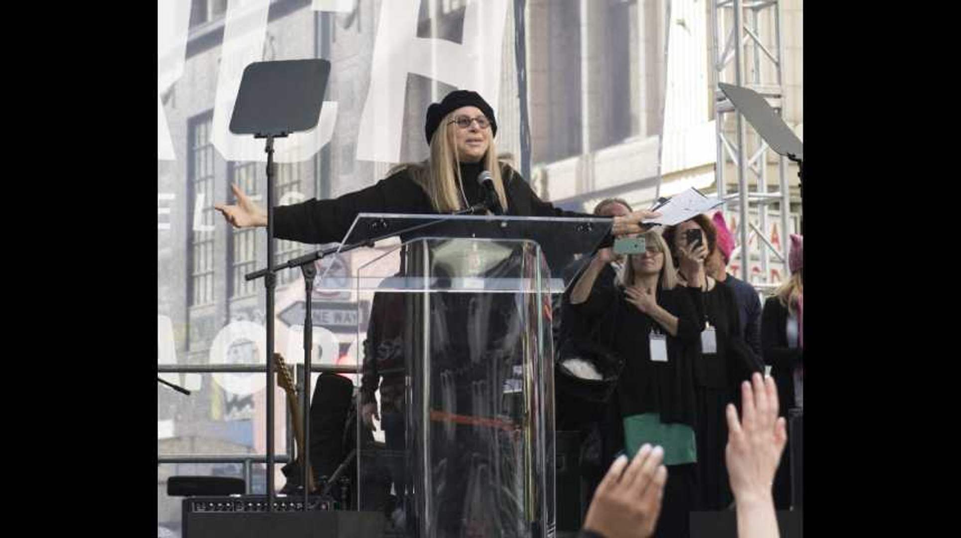 ⁣Pour son retour, Barbra Streisand tacle sévèrement Donald Trump