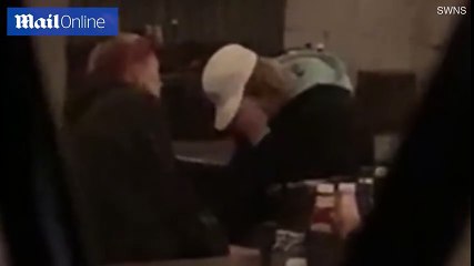 Hailey Baldwin an ủi Justin Bieber