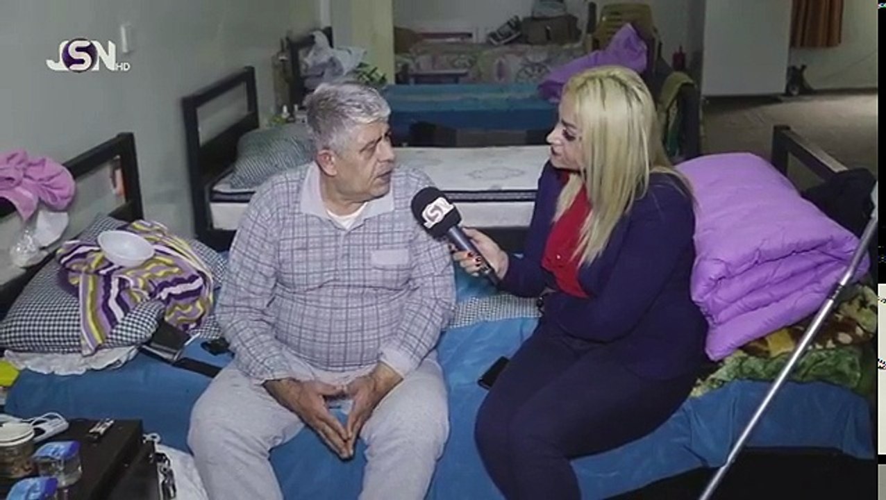 شۆکت دەکا بزانە چۆن باوک و دایکی خۆیان دەەردەکەن لە ماڵەوە
