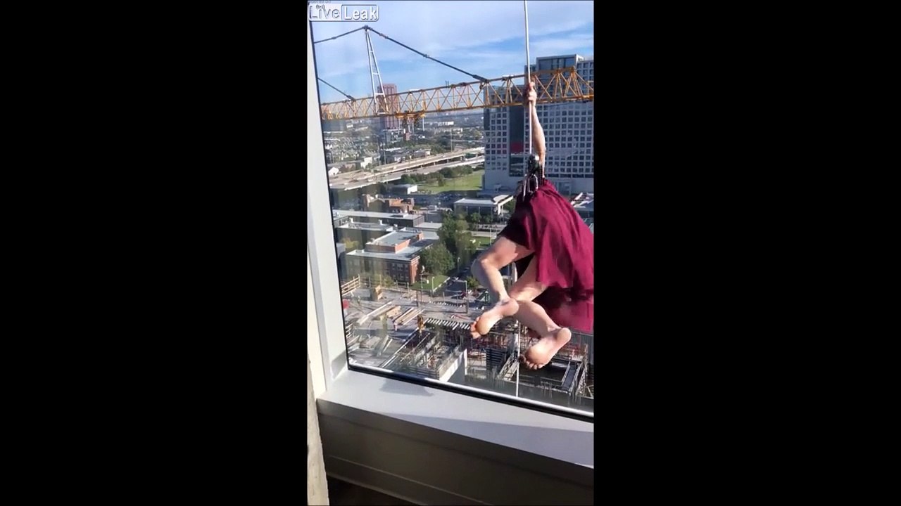 Cette danseuse suspendue à une corde dans le vide n'a pas le vertige