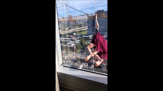 Cette danseuse suspendue à une corde dans le vide n'a pas le vertige