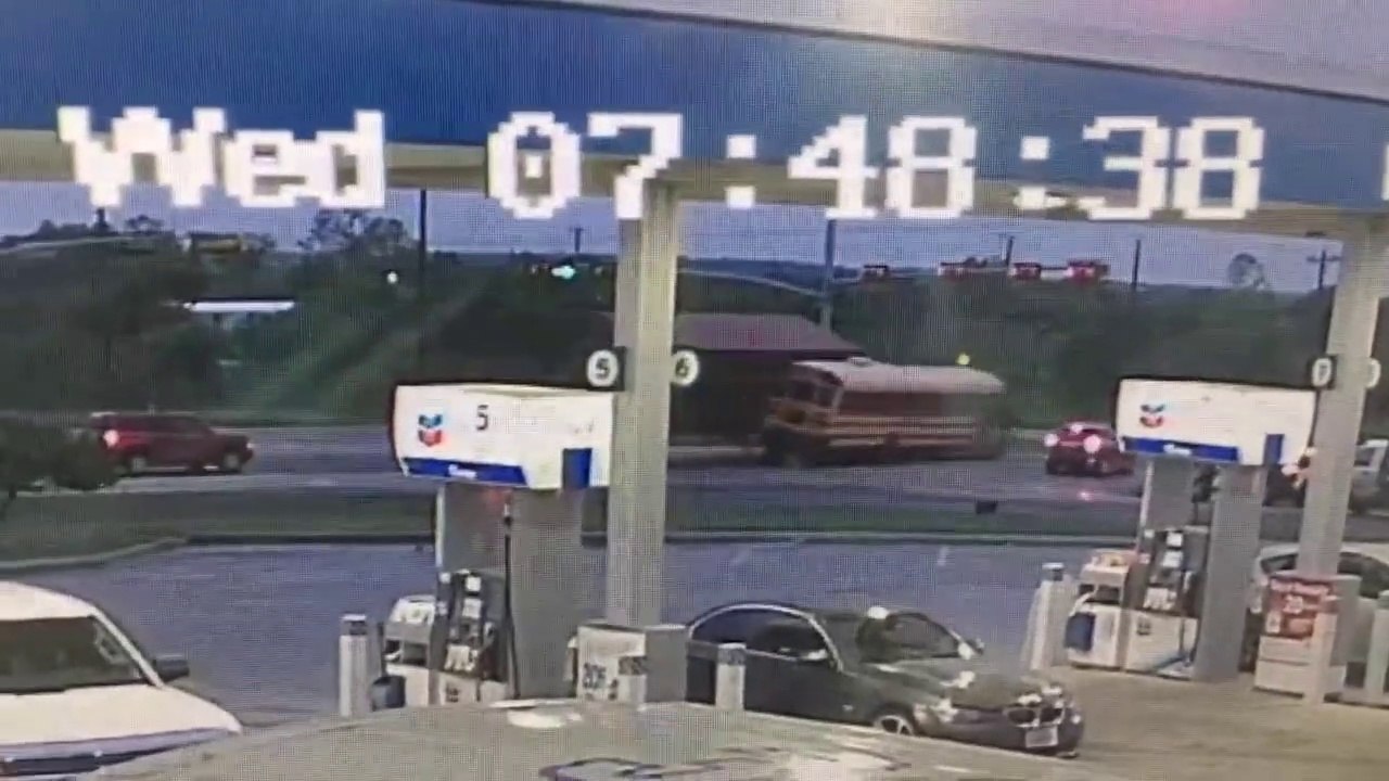 Un camion grille un feu et percute un bus scolaire !