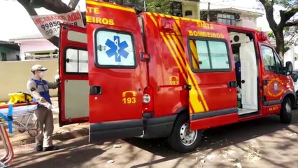 Idosa é socorrida após cair em escada