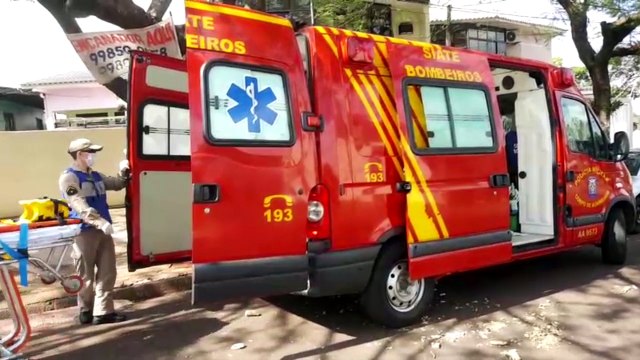 Idosa é socorrida após cair em escada