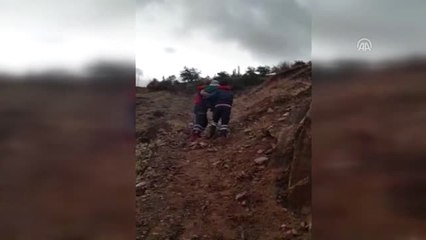 Sağlık Görevlileri, Hastayı Taşıyarak Ambulansa Ulaştırdı