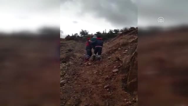 Sağlık Görevlileri, Hastayı Taşıyarak Ambulansa Ulaştırdı
