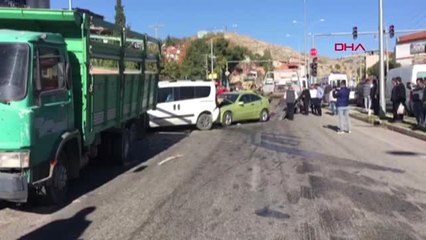 Afyonkarahisar Freni Boşalan Kamyon Park Halindeki 9 Aracı Biçti 4 Yaralı