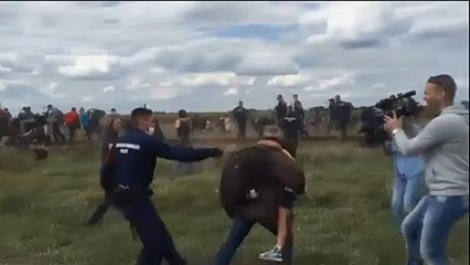Ουγγαρία: Απαλλάχθηκε η δημοσιογράφος που κλωτσούσε μετανάστες