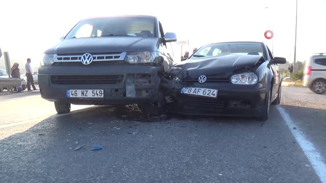 Otomobil ile Kamyonet Çarpıştı : 1'i Çocuk 5 Yaralı