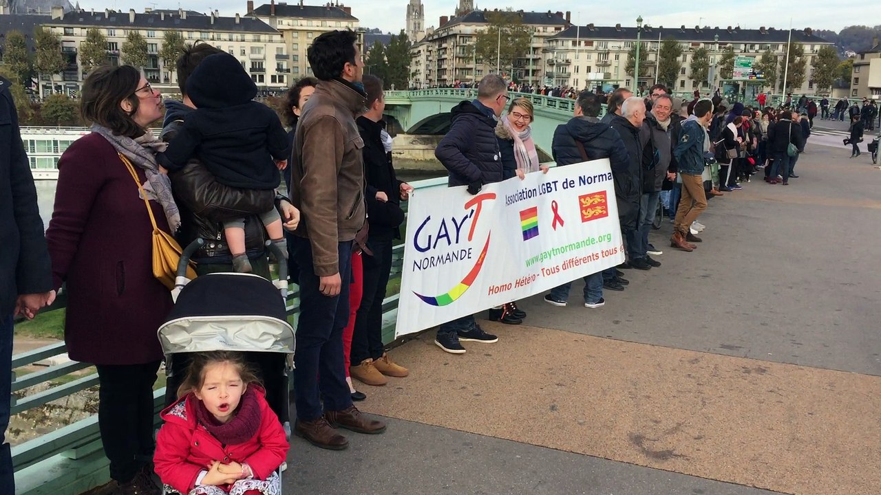 Une chaîne humaine contre l'homophobie à Rouen
