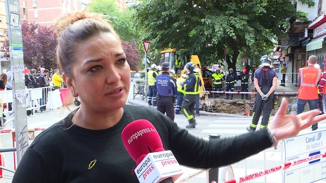 Vecinos y comerciantes desalojados por el socavón de La Elipa