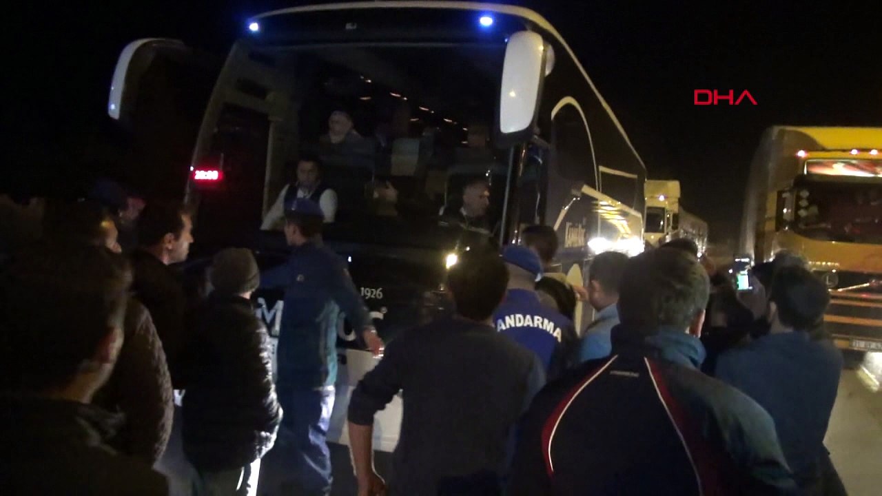 Paralarını alamayan nakliyeci ve çiftçiler karayolunu trafiğe kapattı