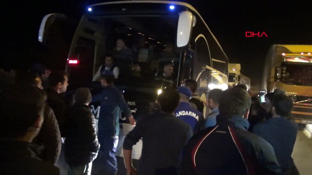 Paralarını alamayan nakliyeci ve çiftçiler karayolunu trafiğe kapattı