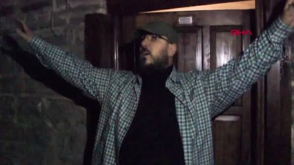 Tarihi Hana Taktığı Beyaz Çelik Kapıya Şarkı Yaptı