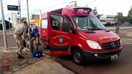 Jovem agredido é socorrido pelos bombeiros no centro
