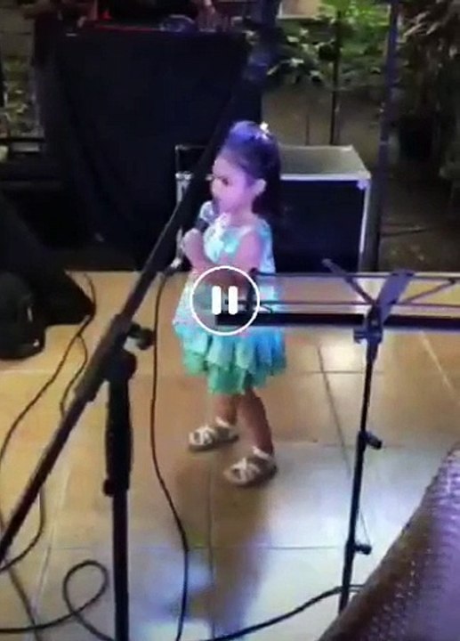Zia singing