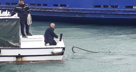 Belediye Başkanı, Bozulan Feribotu Halatla Kıyıya Çekmeye Çalıştı