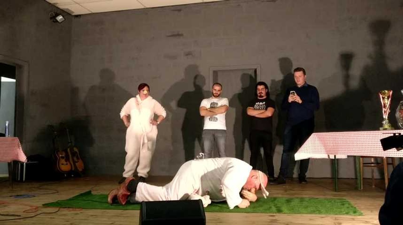 Cuesmes: concours du cri du cochon, Nono en démonstration!